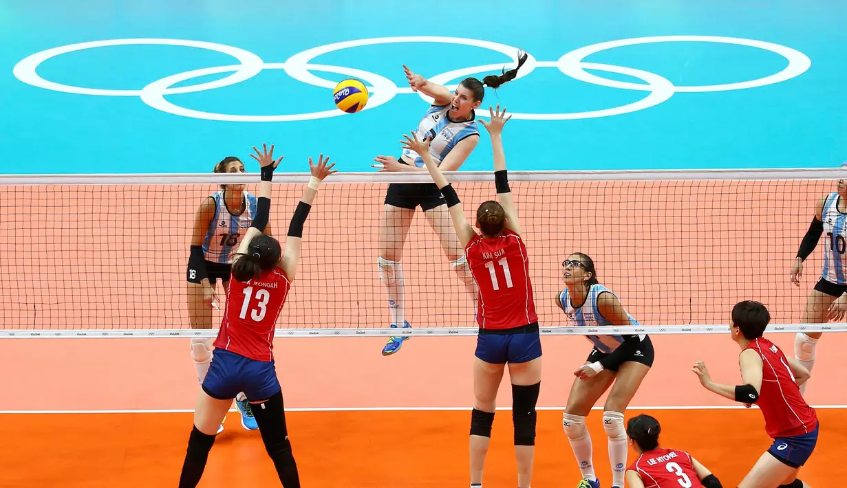 Atlet voli asal Argentina, Tanya Acosta melakukan smash saat laga melawan Korea Selatan di Olimpiade Rio 2016, Brasil pada 10 Agustus 2016. (REUTERS / Marcelo del Pozo)