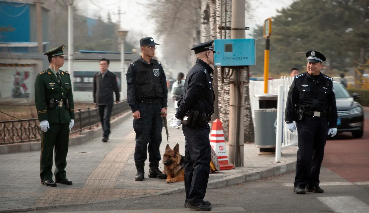 Polisi dan pejabat keamanan berjaga di luar Wisma Negara Diaoyutai, Beijing, China, Selasa (27/3). Kementerian Luar Negeri China mengaku tidak mengetahui apakah pejabat Korea Utara berkunjung. (AP Photo/Mark Schiefelbein)