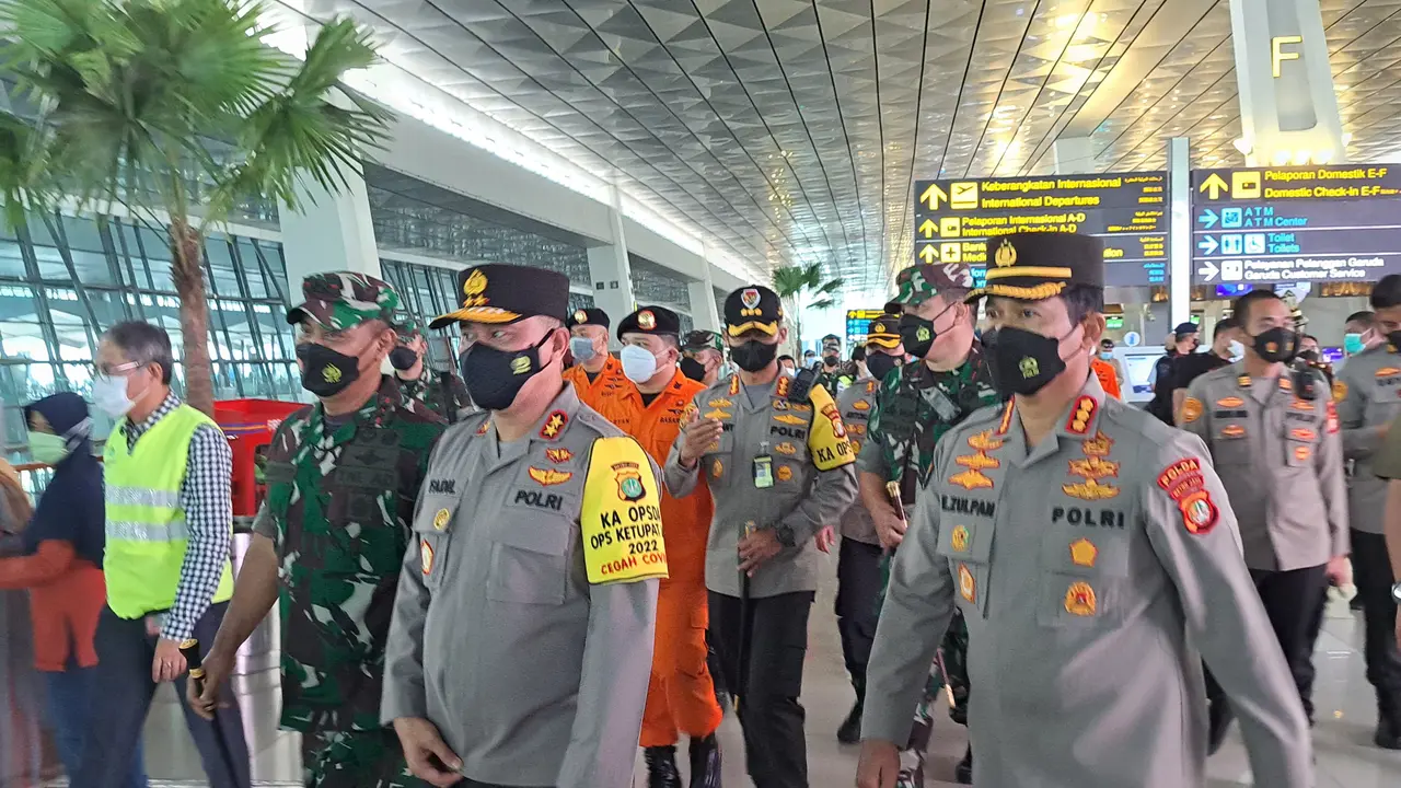 Kapolda Metro Jaya Irjen Fadli Imran dan Pangdam Jaya Mayjen Untung Budiharto memantau arus mudik Lebaran 2022 di Bandara Soetta, Sabtu (30/4/2022). (Liputan6.com/Pramita Tristiawati)