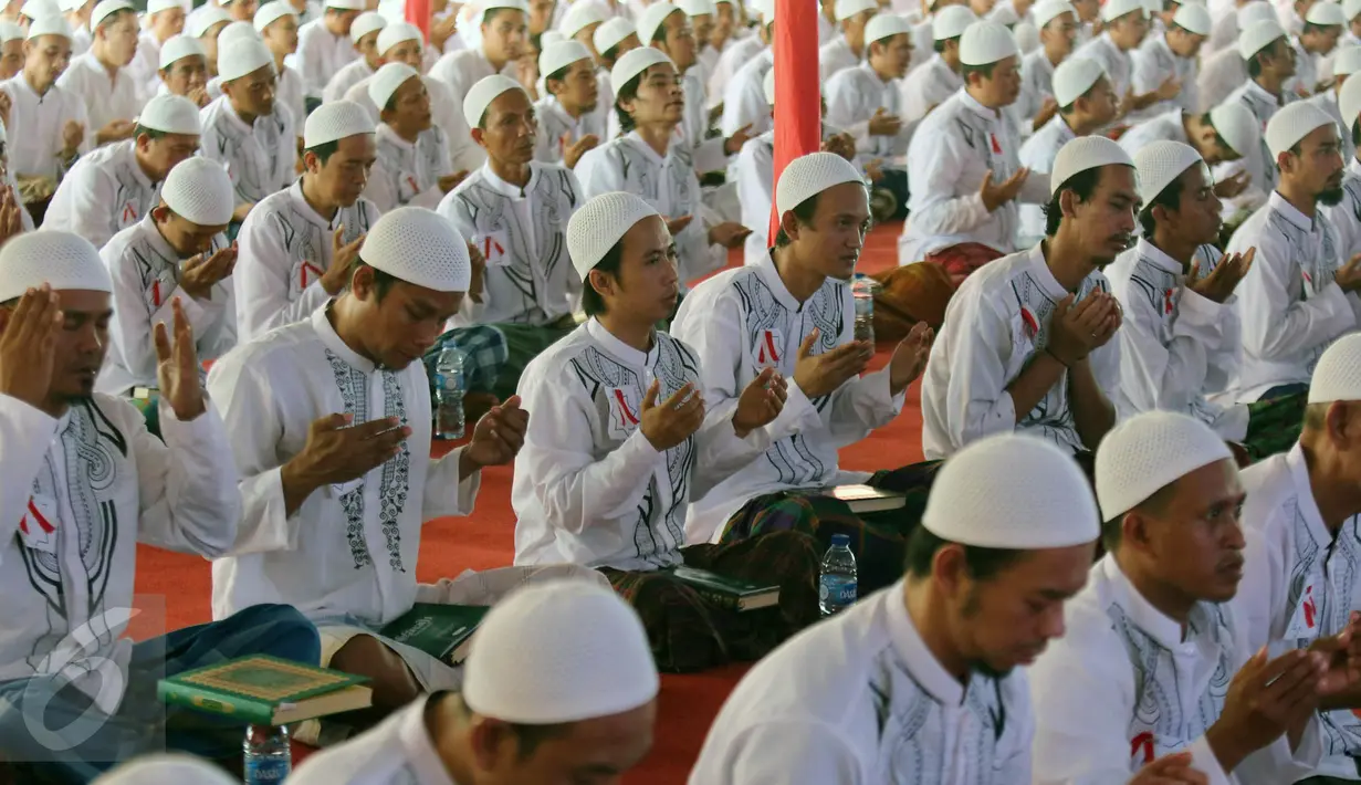 Sejumlah napi berdoa saat mengikuti Khatam Al-Quran warga binaan pemasyarakatan di LP Cipinang, Jakarta, Kamis (20/4). Acara ini dihadiri sejumlah menteri. (Liputan6.com/Johan Tallo)