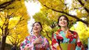 Sandra Dewi (kanan) dan adiknya, Kartika Dewi mengenakan kimono busana khas Jepang saat jalan-jalan di kawasan Asakusa Sensoji Temple, Jepang. (instagram/@sandradewi88)