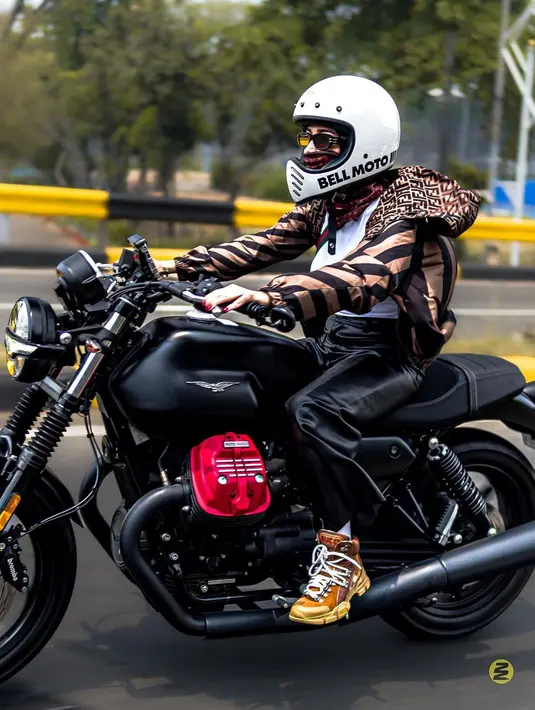 Pemeran dalam sinetron Bidadari Takut Jatuh Cinta itu mengenakan helm full face dengan kaca mata warna gelap. [Instagram/wikasalim]