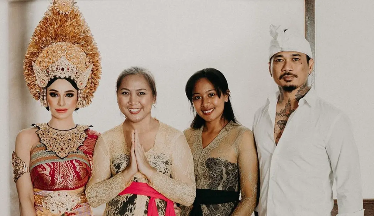 Kendati banyak netizen yang mempertanyakan terkait pindah agama Nora Alexandra Philip, dirinya tak mau ambil pusing. Nora hanya menanggapi santai pertanyaan-pertanyaan dari netizen tersebut. (Liputan6.com/IG/ncdpapl)
