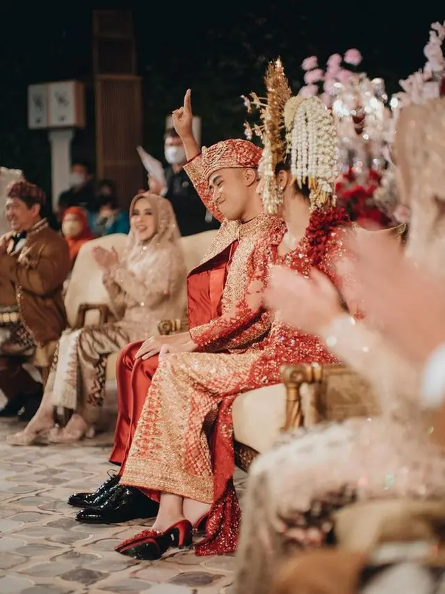 6 Potret Resepsi Vidi Aldiano dan Sheila Dara Pakai Adat Minang, Serba Merah