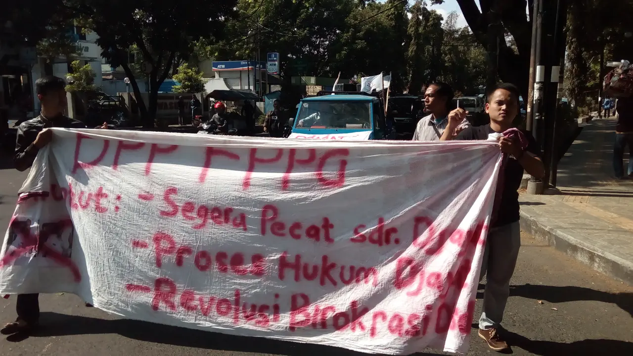 Sejumlah aktivis mulai melakukan aksi demo hari ini menuntut pencopotan Plt. Kadisdik Garut