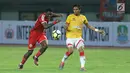 Pemain Persija, Osas Saha (kiri) berebut bola dengan pemain Selangor FA, Razman B Roslan saat laga persahabatan di Stadion Patriot Candrabhaga, Bekasi, Kamis (6/9). Babak pertama berakhir imbang 1-1. (Liputan6.com/Helmi Fithriansyah)