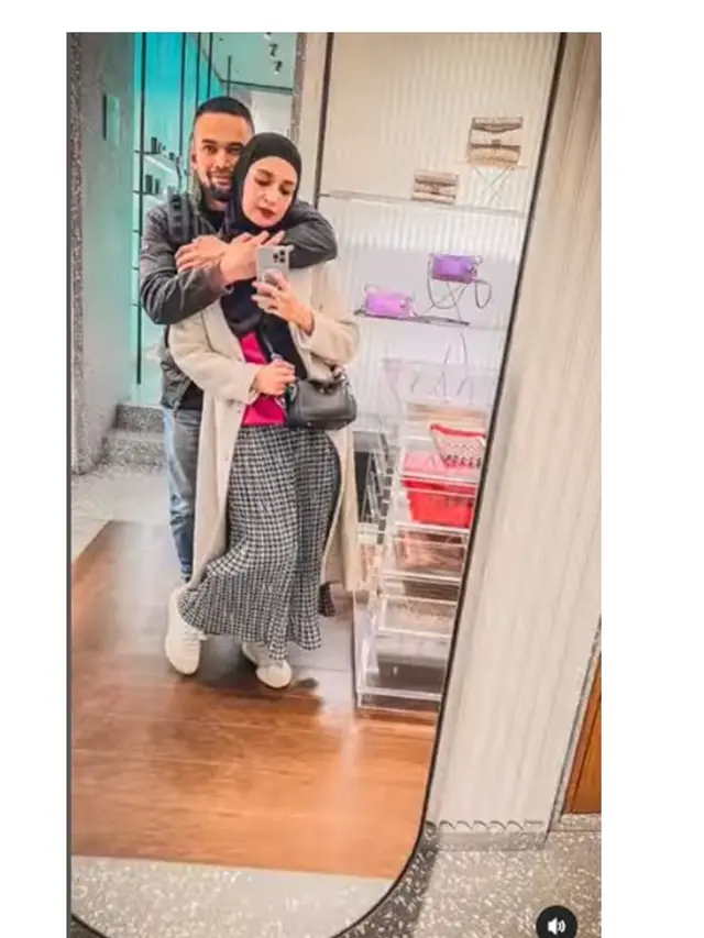 6 Potret Liburan Shireen Sungkar dan Teuku Wisnu di Milan, Tampil Mesra