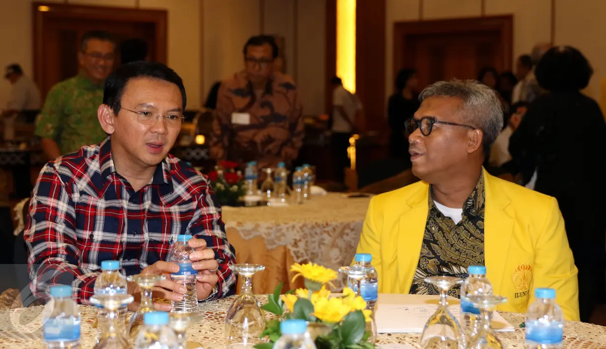 Cagub DKI Jakarta, Basuki Tjahaja Purnama (kiri) berbincang dengan Ketua Iluni UI, Arief Budhy Hardono jelang Urun Rembuk di Grand Sahid Jaya, Jakarta, Kamis (12/1). Urun rembuk berlangsung tertutup. (Liputan6.com/Helmi Fithriansyah)