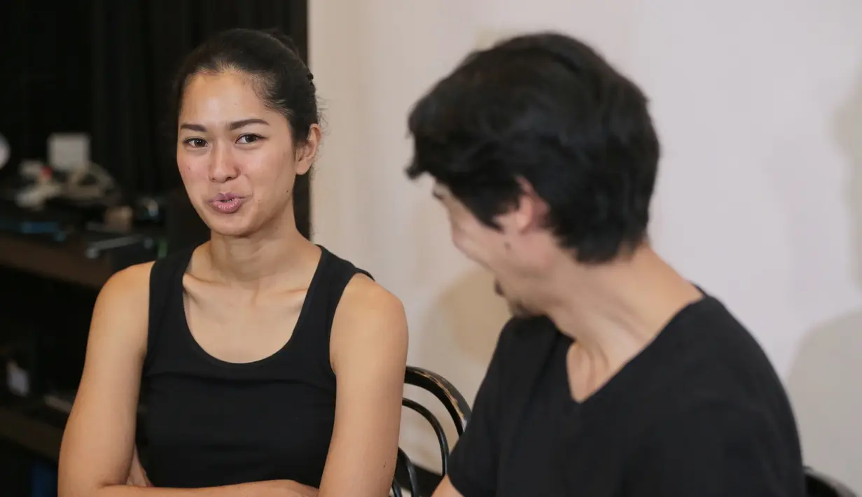 "Sedikasihnya aja lah, nggak yang dipikirin, 'oh harus', nggak juga," ujar Prisia Nasution di kawasan Kemang, Jakarta Selatan, Kamis (16/11/2017). (Adrian Putra/Bintang.com)