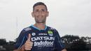 Juan Carlos Belencoso bahagia bisa tampil di acara launching jersey baru Persib jelang bergulirnya Torabika Soccer Championship (TSC) 2016 Presented by IM3 Ooredoo di Stadion Siliwangi, Bandung, Sabtu (23/4/2016). (Bola.com/Permana Kusumadijaya)