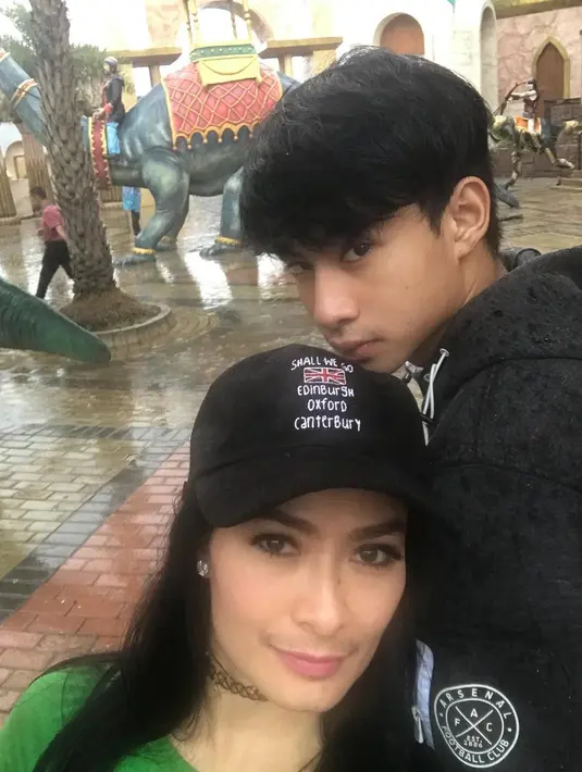 Meski masih duduk di bangku SMA, Devano memang bertubuh tinggi dan wajah tampan. Dari foto-foto di akun Instagram sang mama, Devano ini memang sangat romantis kepada Iis Dahlia. (Instagram/isdadahlia)