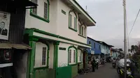 Masjid yang merupakan satu-satunya di Jalan Kepanduan II itu lebih sering digunakan masyarakat dibanding dengan tempat lain di Kalijodo. (Muslim AR/Liputan6.com)
