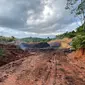 Stok pile batu bara ilegal yang diamankan jajaran Polda Kaltim dipasang garis polisi. (Liputan6.com)