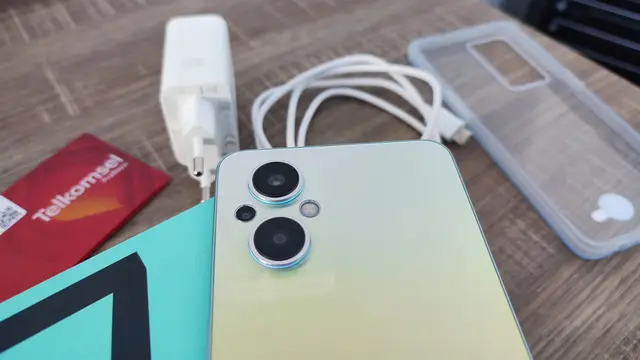 Oppo Reno7 Z 5G beserta kelengkapan dalam kotaknya (Liputan6.com/Giovani Dio Prasasti)