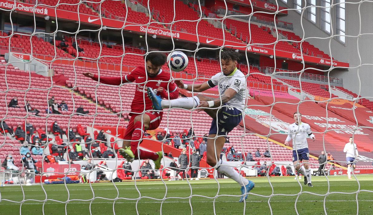 Liverpool berhasil menyamakan kedudukan di awal babak kedua. The Reds mendapatkan gol itu pada menit ke-57 dari aksi Mohamed Salah yang menyambar bola muntah tepisan Martinez. (Foto: AFP/Pool/Clive Brunskill)