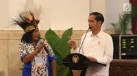 Presiden Jokowi berdialog dengan perwakilan nelayan dari Papua saat pertemuan di Istana Negara, Jakarta, Selasa (8/5). Di sela-sela pertemuan, Jokowi juga memberikan kesempatan kepada nelayan untuk menyampaikan keluhan. (Liputan6.com/Angga Yuniar)