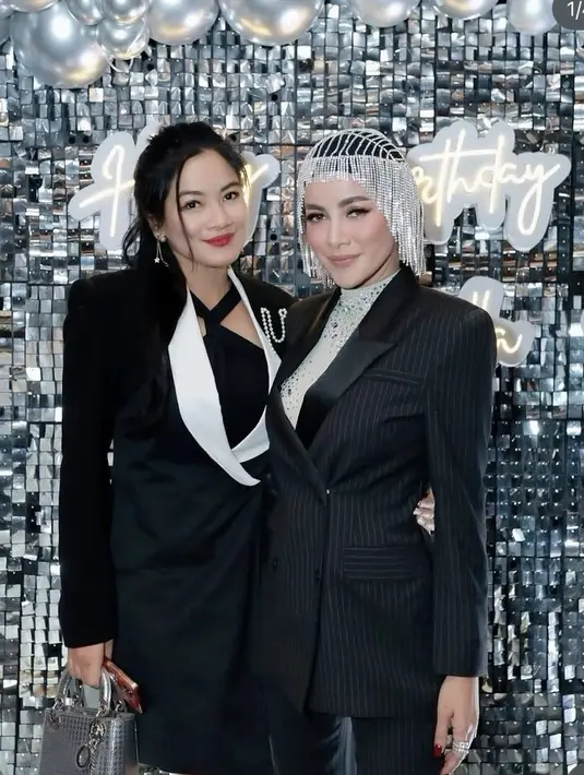 Titi Kamal hadir dengan blazer hitam dengan kerah putih lengkap dengan bros mutiara. Blazer dipadukan inner cross neck hitam. [@titi_kamall]