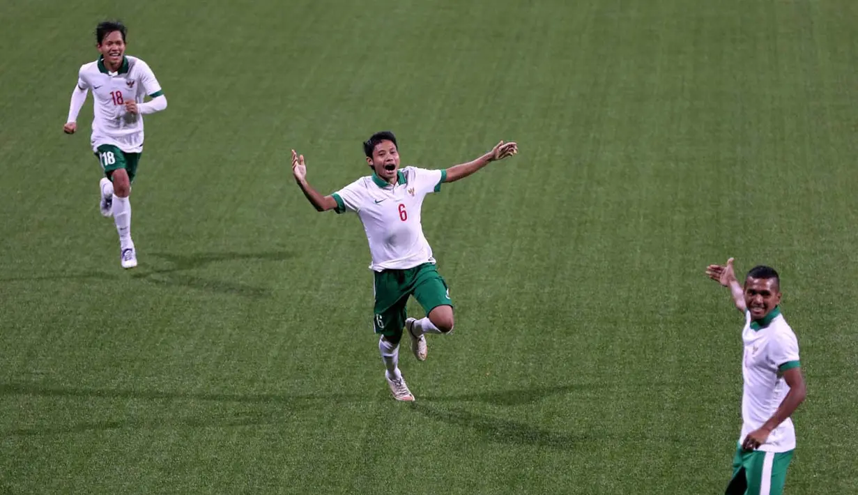 Ekspresi Evan Dimas Darmono setelah mencetak gol ke gawang Singapura U-23. (Bola.com/Arief Bagus)