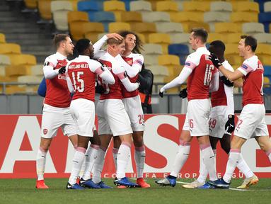 Pemain Arsenal merayakan gol pembuka yang dicetak oleh pemain muda, Emile Smith Rowe ke gawang Vorskla pada laga lanjutan Grup E Liga Europa yang berlangsung stadion NSK Olimpiyskiy, Kyiv, Jumat (30/11). Arsenal menang atas Vorskla 3-0. (AFP/Sergei Supins