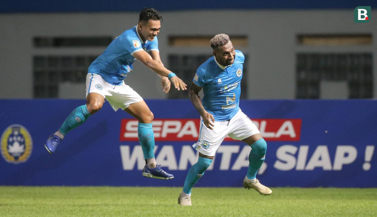 Pemain Sulut United, Patrich Wanggai (kanan) melakukan selebrasi bersama Danie Pratama usai mencetak gol pertama ke gawang PSMS Medan dalam matchday pertama Grup Y Babak 8 Besar Liga 2 2021 di Stadion Wibawa Mukti, Cikarang, Kamis (16/12/2021). (Bola.com/Bagaskara Lazuardi)