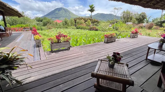 16 Tempat Makan di Tomohon Terbaik 2026, View Gunung Lokon hingga Cita Rasa Minahasa