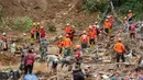 Sebelumnya, cuaca ekstrem dan hujan dengan intensitas tinggi yang mengguyur Desa Kasimpar, Kecamatan Petungkriyono, Kabupaten Pekalongan, Jawa Tengah menyebabkan terjadinya longsor pada Senin, 20 Januari 2025. (DEVI RAHMAN/AFP)