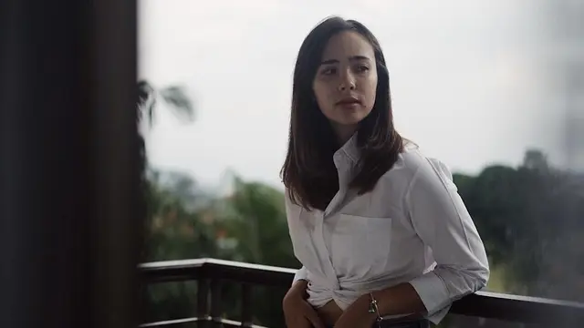 Potret Gaya Kasual Pamela Bowie Saat Kenakan Kemeja. (Sumber: Instagram/pamybowie)