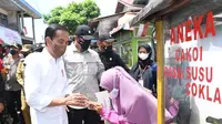 Presiden Joko Widodo atau Jokowi saat menyerahkan Bantuan Modal Kerja (BMK) dan Bantuan Langsung Tunai (BLT) minyak goreng kepada peserta PKH di Pasar Sungai Duri, Kabupaten Bengkayang, Provinsi Kalimantan Barat, Selasa (9/8/2022).