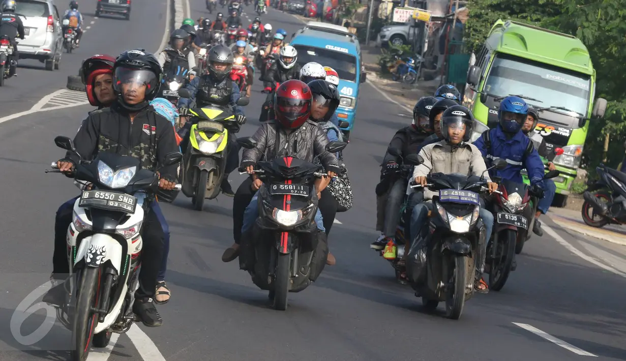 Arus kendaraan yang melintas di kawasan Simpang Jomin, Karawang, Jumat (1/7). Memasuki H-5 Lebaran, suasana arus mudik sudah mulai terasa di kawasan itu, meskipun masih relatif sedikit. (Liputan6.com/Immaniel Antonius)
