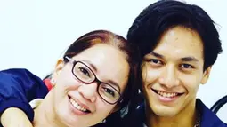 Tidak heran jika Jefri Nichol memiliki senyum yang manis. Ternyata turunan dari sang bunda nih! (Liputan6.com/IG/junitalandrat)