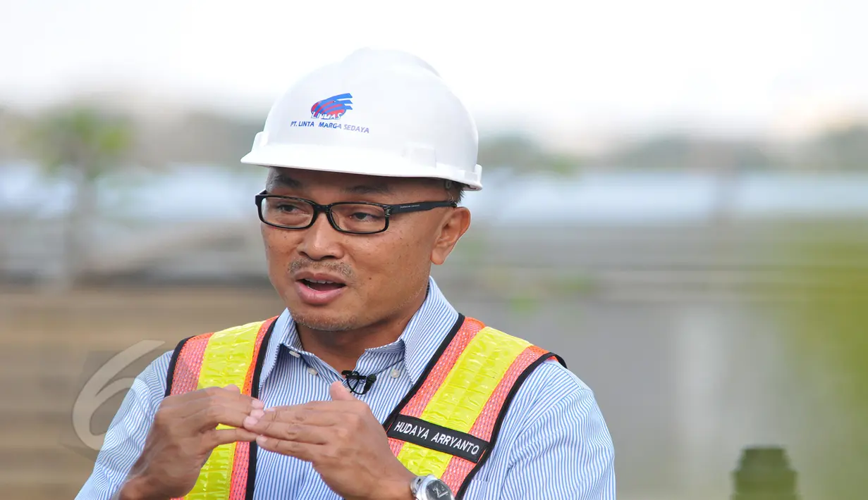 Direktur Utama PT Lintas Marga Sedaya, Hudaya Arryanto memberikan keterangan terkait proyek tol Cikapali, Jawa Barat, Kamis (5/6/2015). Jalan tol sepanjang 116 km ini rencananya selesai pada pertengahan bulan Juni 2015. (Liputan6.com/Andrian M Tunay)