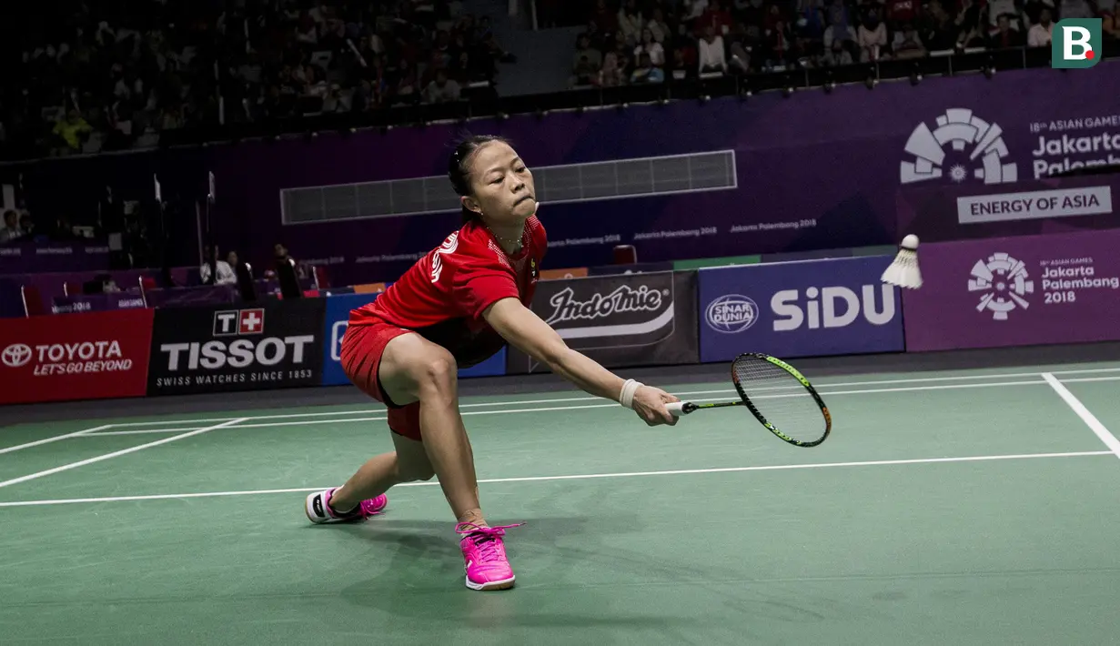 Pebulutangkis Indonesia, Fitriani, saat melawan wakil Hong Kong, Yip Pui Yin, pada laga Asian Games di Istora Senayan, Jakarta, Minggu (19/8/2018). Tim beregu putri Indonesia memastikan kemenangan atas Hong Kong 3-0. (Bola.com/Vitalis Yogi Trisna)