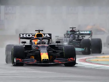 Pembalap Red Bull Max Verstappen memimpin pembalap Mercedes Lewis Hamilton dan pembalap Ferrari Charles Leclerc pada ajang balap F1 GP Emilia Romagna di Sirkuit Imola, Italia, Minggu (18/4/2021). Max Verstappen keluar sebagai juara diikuti Lewis Hamilton dan Lando Norris. (AP Photo/Luca Bruno)