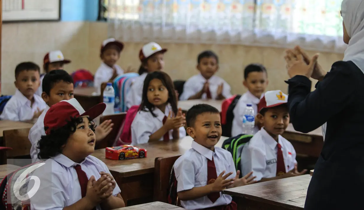 Sejumlah siswa dan siswi saat belajar di kelas di SD Pasar Baru 05, Jakarta, Senin (27/7/2015). Usai libur panjang Idul Fitri para siswa kembali beraktivitas mengikuti pelajaran di sekolah untuk tahun ajaran 2015-2016. (Liputan6.com/Faizal Fanani)