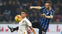 Pemain AS Roma, Iago Falque berusaha melewati pemain Internazionale, Marcelo Brozovic pada laga Serie A di Stadion San Siro, Itali, Sabtu (31/10/2015). (Reuters/Alessandro Garofalo)