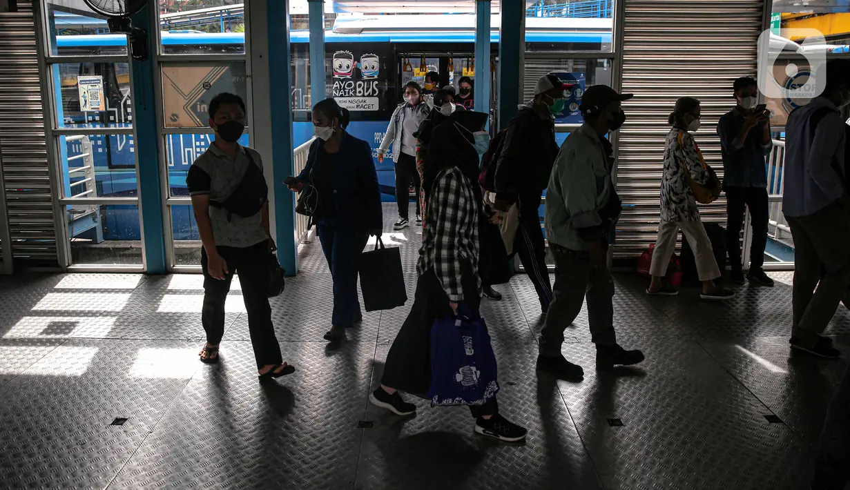 Sejumlah calon penumpang turun dari bus Transjakarta di Halte Harmoni, Jakarta, Senin (10/1/2022). PT Transportasi Jakarta (Transjakarta) melakukan penyesuaian jam operasional usai ditetapkannya status PPKM menjadi Level 2 di Jakarta. (Liputan6.com/Faizal Fanani)