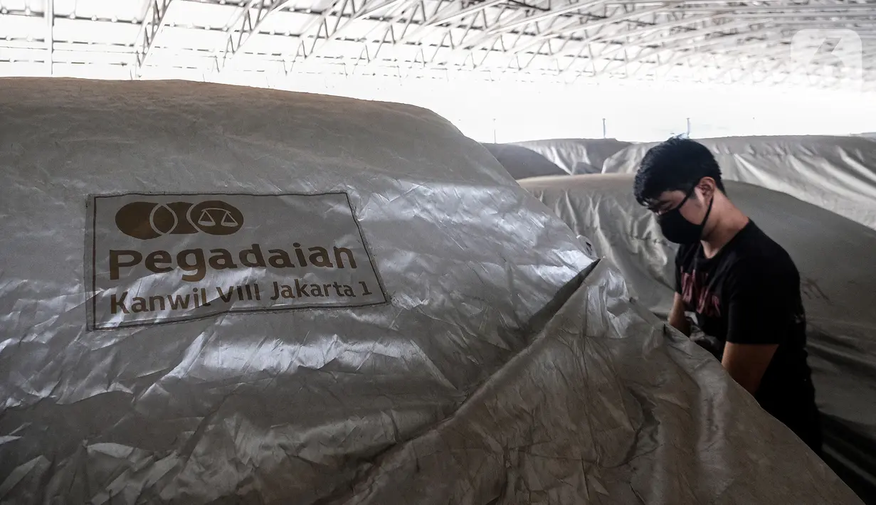 Suasana gudang penyimpanan kendaraan roda empat di PT Pegadaian (Persero), Kebon Nanas, Jakarta, Kamis (15/10/2020). Saat ini gudang penyimpanan mobil gadai dengan kapasitas 220, telah terisi sebanyak 209 unit roda empat yang digadaikan. (Liputan6.com/Johan Tallo)