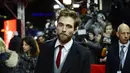 Penampilan Robert Pattinson yang baru membuat pria 28 tahun itu terlihat lebih tua dari umurnya saat menghadiri pemutaran film "Life" di Berlin, Jerman, 9 Februari 2015. (AFP PHOTO/John MACDOUGALL)