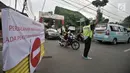 Petugas mengatur arus kendaraan saat penutupan Jalan Otista III, Jakarta, Selasa (4/12). Penutupan Jalan Otista III untuk memperlancar pengerjaan konstruksi dan penguatan terowongan pengendali banjir sodetan Kali Ciliwung. (Merdeka.com/Iqbal Nugroho)