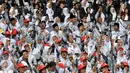 Ribuan guru dari sejumlah daerah menghadiri peringatan HUT Persatuan Guru Republik Indonesia (PGRI) ke-70 di SUGBK, Jakarta, Minggu (13/12/2015). Para guru kecewa karena Presiden jokowi tidak hadir di acara tersebut. (Liputan6.com/Johan Tallo)
