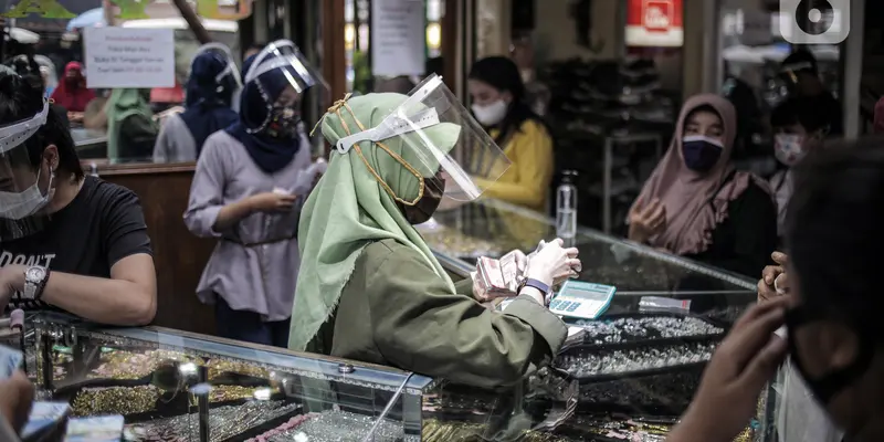 FOTO: Kembali Buka, Pasar Kebayoran Lama Terapkan Protokol Kesehatan COVID-19