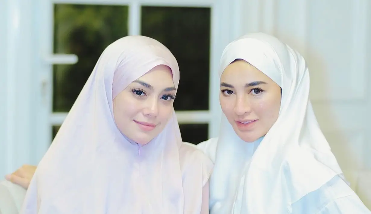 Inilah potret kompak Celine Evangelista dan Shandy Purnamasari mengenakan hijab dengan model yang senada. Keduanya tampil bak ukhty yang siap berangkat ke pengajian. (Liputan6.com/IG/@celine_evangelista)