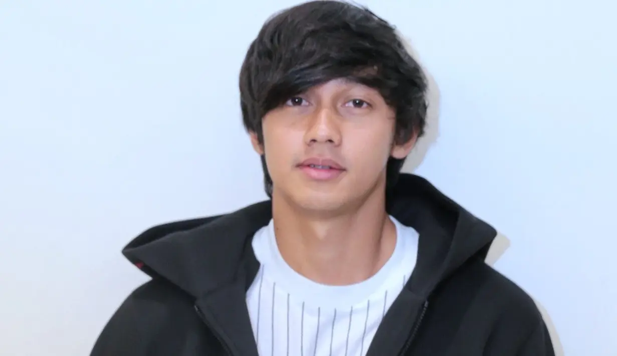 "Ya namanya juga surprise. Dia juga enggak tahu apa yang aku siapin semua. Ya di luar ekspektasinya dia, soalnya tahun ini, dia enggak ngarepin apa-apa. Terus pas gue siapin sesuatu yang beda," ujarnya. (Adrian Putra/Bintang.com)