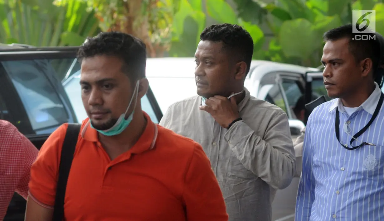 Bupati Buton Selatan Agus Feisal saat tiba di gedung KPK usai terjaring Oprasi Tangkap Tangan (OTT), Jakarta (24/5). Agus Feisal merupakan bupati definitif pertama Buton Selatan. Dia mulai menjabat 22 Mei 2017. (Merdeka.com/Dwi Narwoko)