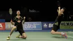 Pasangan China, Li Junhui/Liu Yuchen, melakukan selebrasi usai memastikan juara Indonesia Open 2017 di JCC, Minggu (18/6/2017). Li Junhui/Liu Yuchen berhasil mengalahkan pasangan Denmark, Mathias Boe/Carsten Morgensen. (Bola.com/M Iqbal Ichsan)