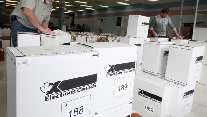 Staf komisi pemilihan umum sedang membuka kota suara di fasilitas yang terlindungi pasca-pemilu federal di Kanada. (ELECTIONS CANADA)