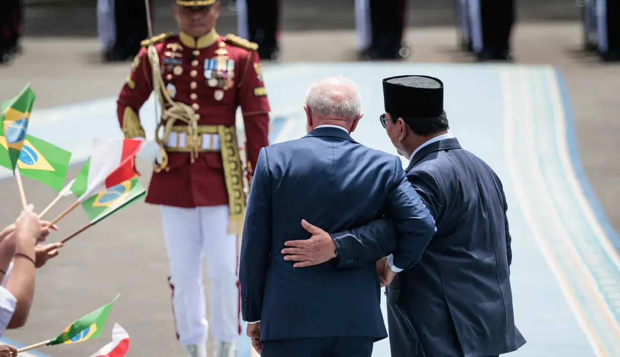 Usai mengikuti upacara penyambutan kedua kepala negara langsung menuju ruang dalam Istana Merdeka untuk melakukan pembicaraan bilateral. (Yasuyoshi CHIBA/AFP)