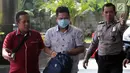 Kepala Kantor Imigrasi Kelas I Mataram Kurniadie (tengah) tiba di Gedung KPK, Jakarta, Selasa (28/5/2019). Kurniadie menutupi mukanya dengan masker saat tiba di Gedung KPK. (Liputan6.com/HO/Joni)