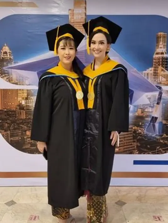 Pada Senin (28/11/2022) dirinya telah resmi wisuda S2 dari jurusan Manajemen Pemasaran. Dalam momen wisuda tersebut, aktris sekaligus model itu terlihat mengenakan kebaya merah dan makeup flawless. (Liputan6.com/IG/@karinadila8921)