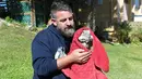 Seorang petugas membungkus iguana yang kaku kedinginan dengan selimut di Taman Nasional Everglades, Florida selatan, 6 Januari 2018. Sejumlah hewan ikut merasakan temperatur dingin ekstrem yang tengah melanda pesisir timur Amerika Serikat. (AP Photo)